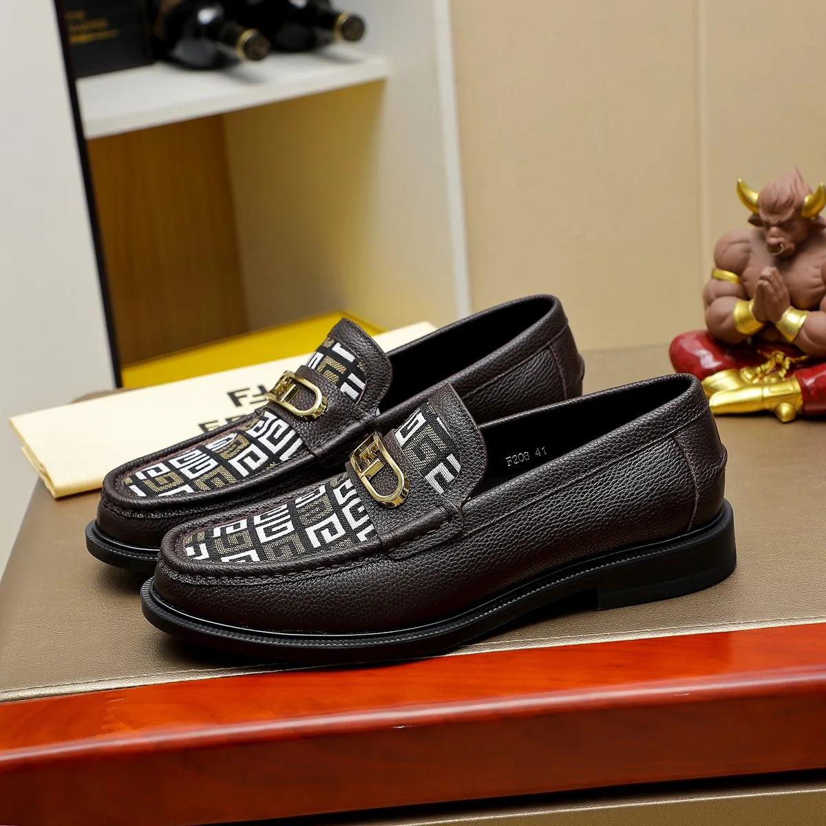 Men's shoes💰460 🕷🕷【FENDI】The latest men's formal leather shoes🇨🇳Classic series not to be missed💯The first layer is made of imported first-layer cowhide☘Original quality, the leather is smooth and delicate🎋The version is awesome, the perfect streamlined outline🍇🐮Leather lining, color, size 38-45...